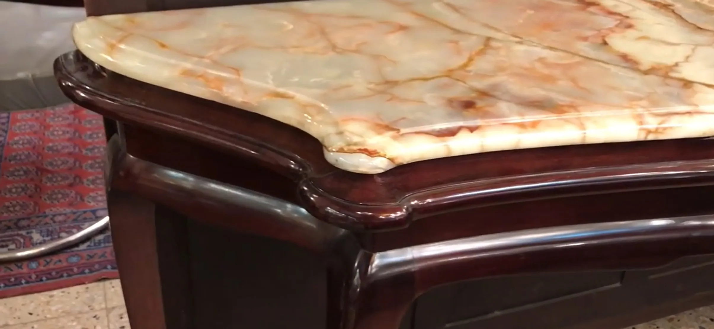 vue de dresuar ancien avec surface élégante et détails de base