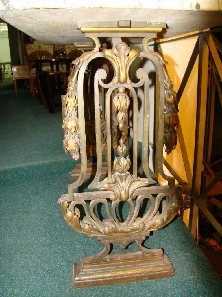 détail d'un ancien dresuar avec des décorations