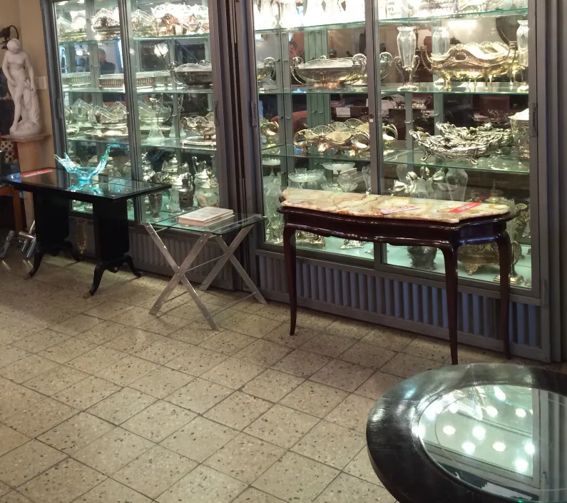 우아한 디자인의 고전적인 콘솔 테이블, 클래식한 분위기