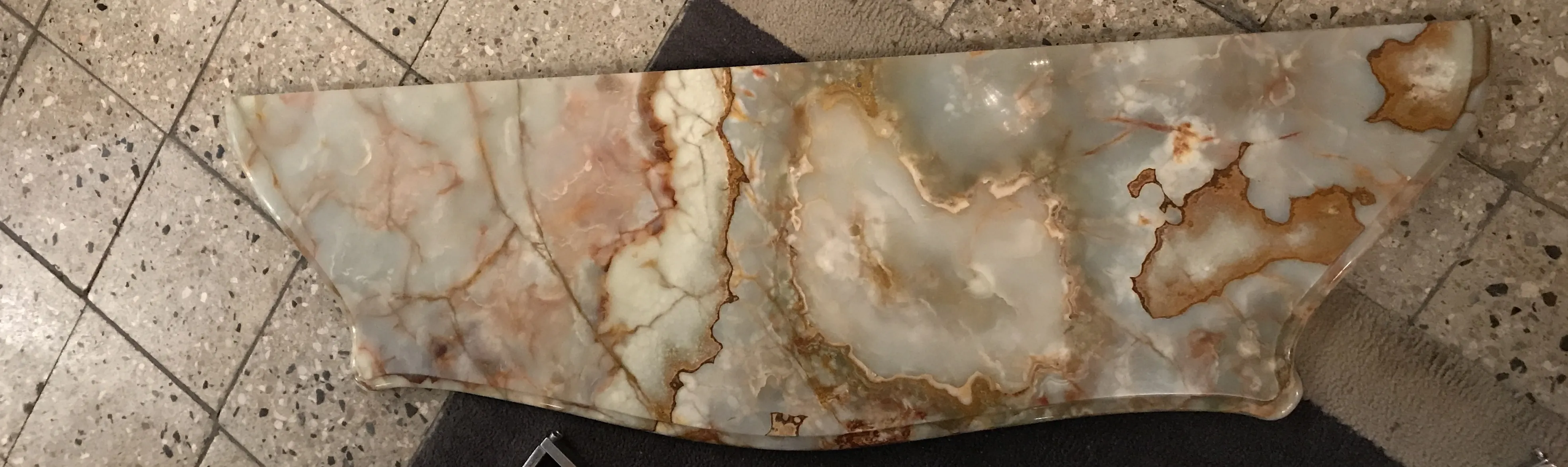 古董控制台桌，饰有柔和色调的装饰设计