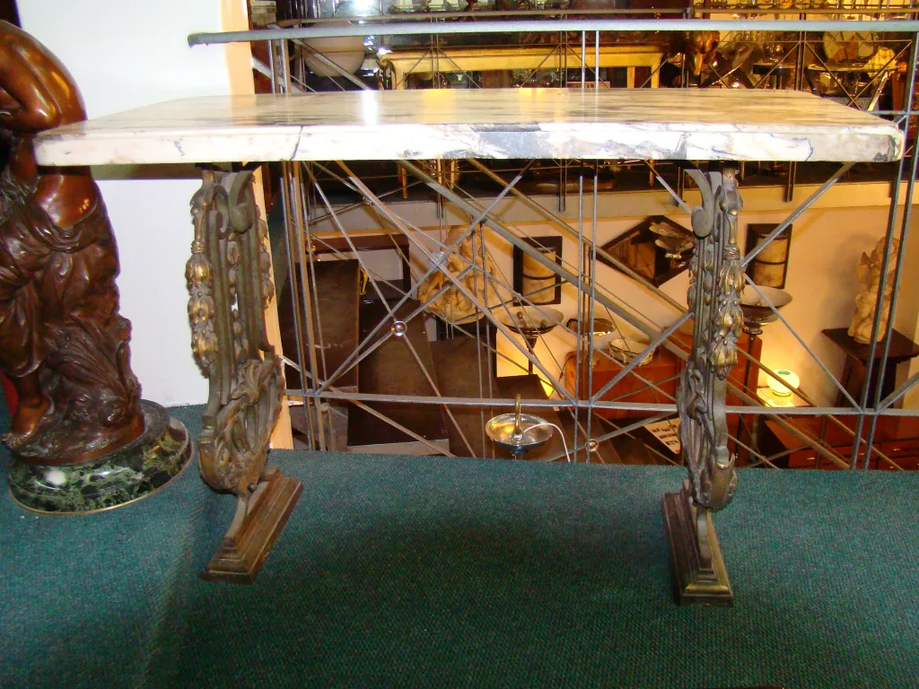 console ancienne avec des détails élaborés, décorative