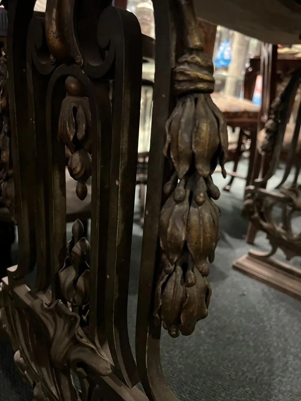 antica console con caratteristiche decorative nell'ambiente