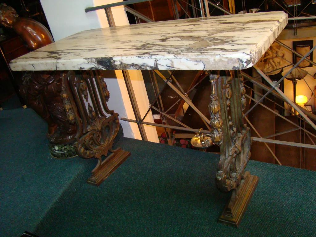 Consola antiga com tampo de mármore e base decorativa