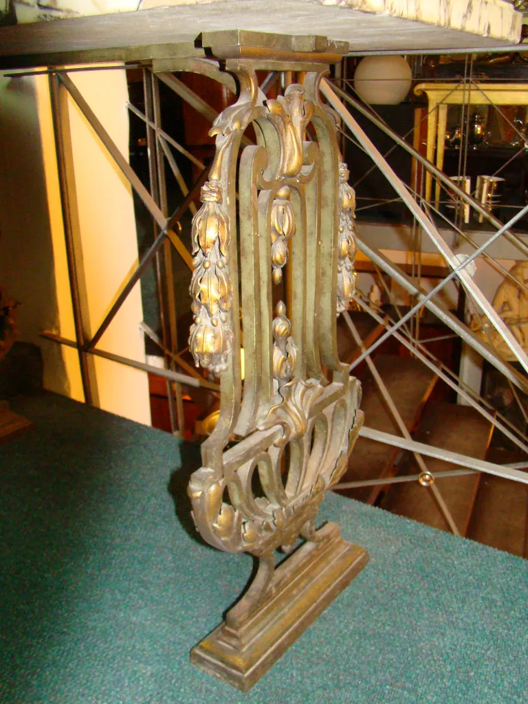 Consola antiga com detalhes decorativos e design estilizado.