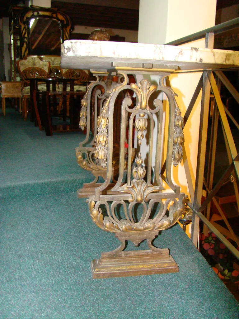 Antiga consola com base decorativa em um ambiente vintage