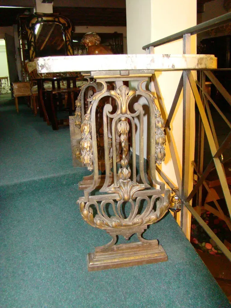 Console antica con decorazioni intricate e sfondo verde