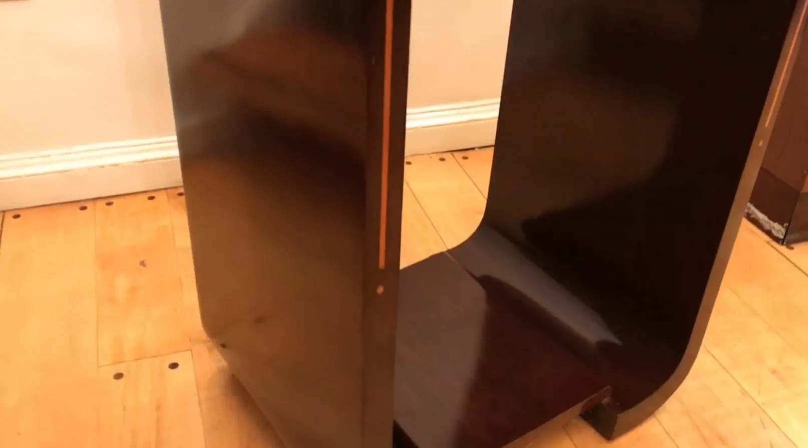 consola antiga com design elegante em ambiente aconchegante