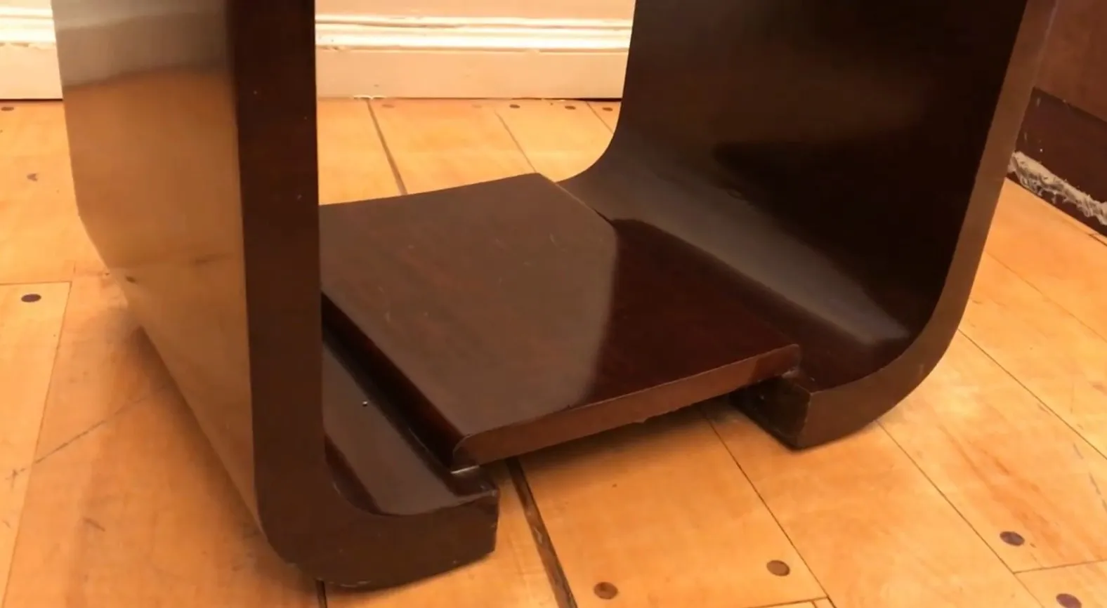 Vue latérale d'un ancien dresuar avec un design élégant