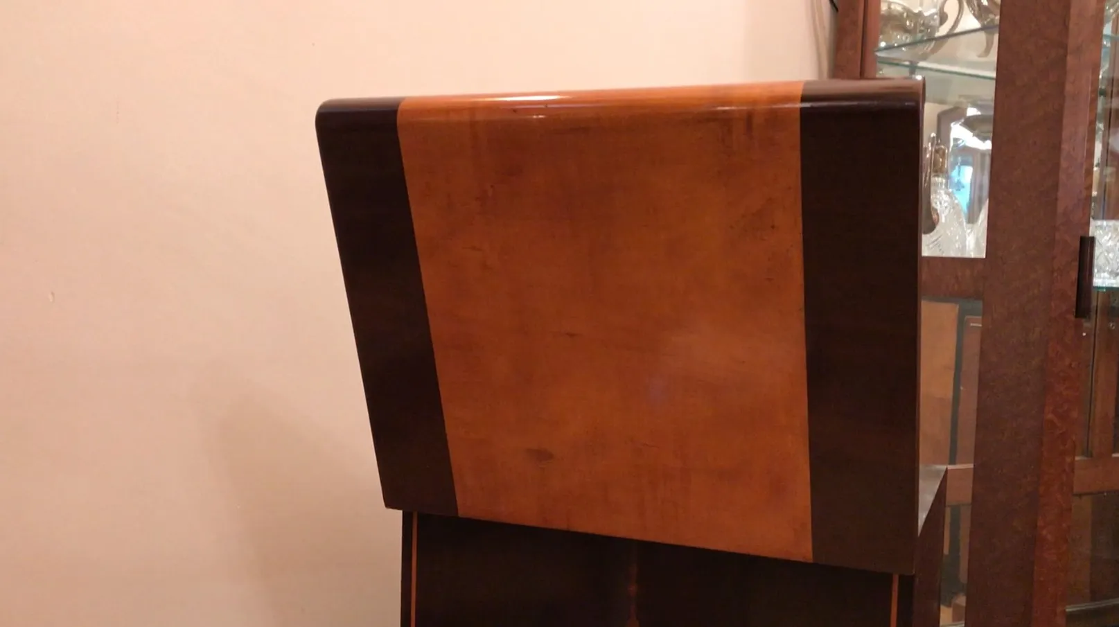 console antiga com design elegante e detalhes decorativos, em um ambiente clássico