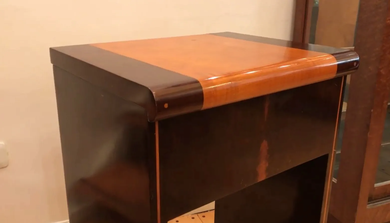 antica console elegante con finitura liscia e dettagli