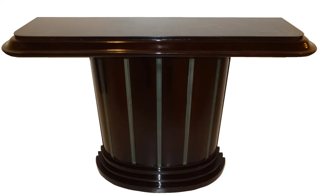 consola antigua con forma curva y detalles finos