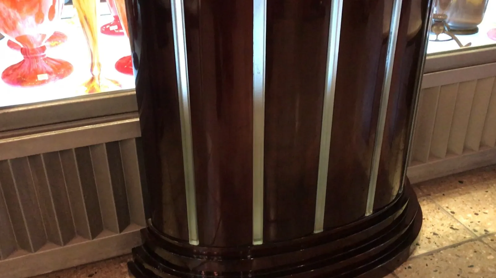 detalhe de consola antiga com elementos decorativos