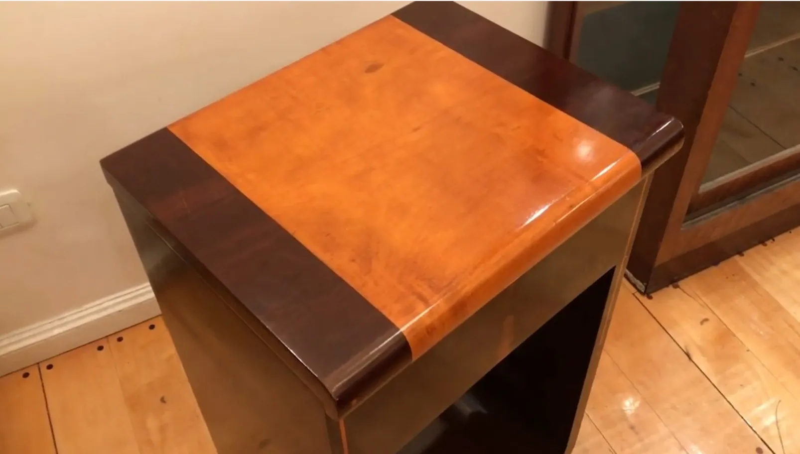 tavolo console antico con dettaglio decorativo in alto