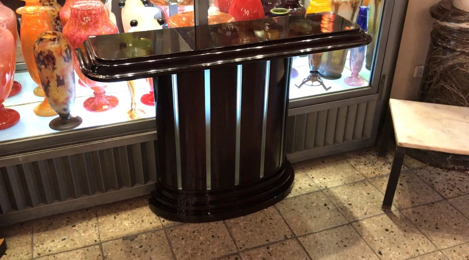 ancienne console élégante avec décoration rétro