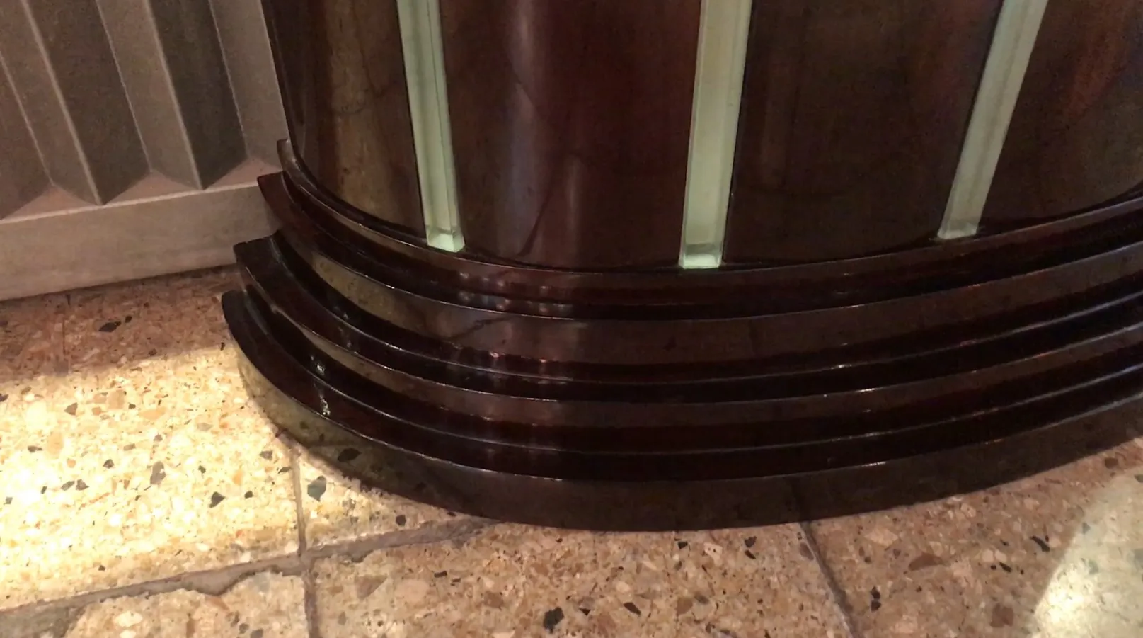 Antigua consola con un diseño elegante y detalles ornamentales