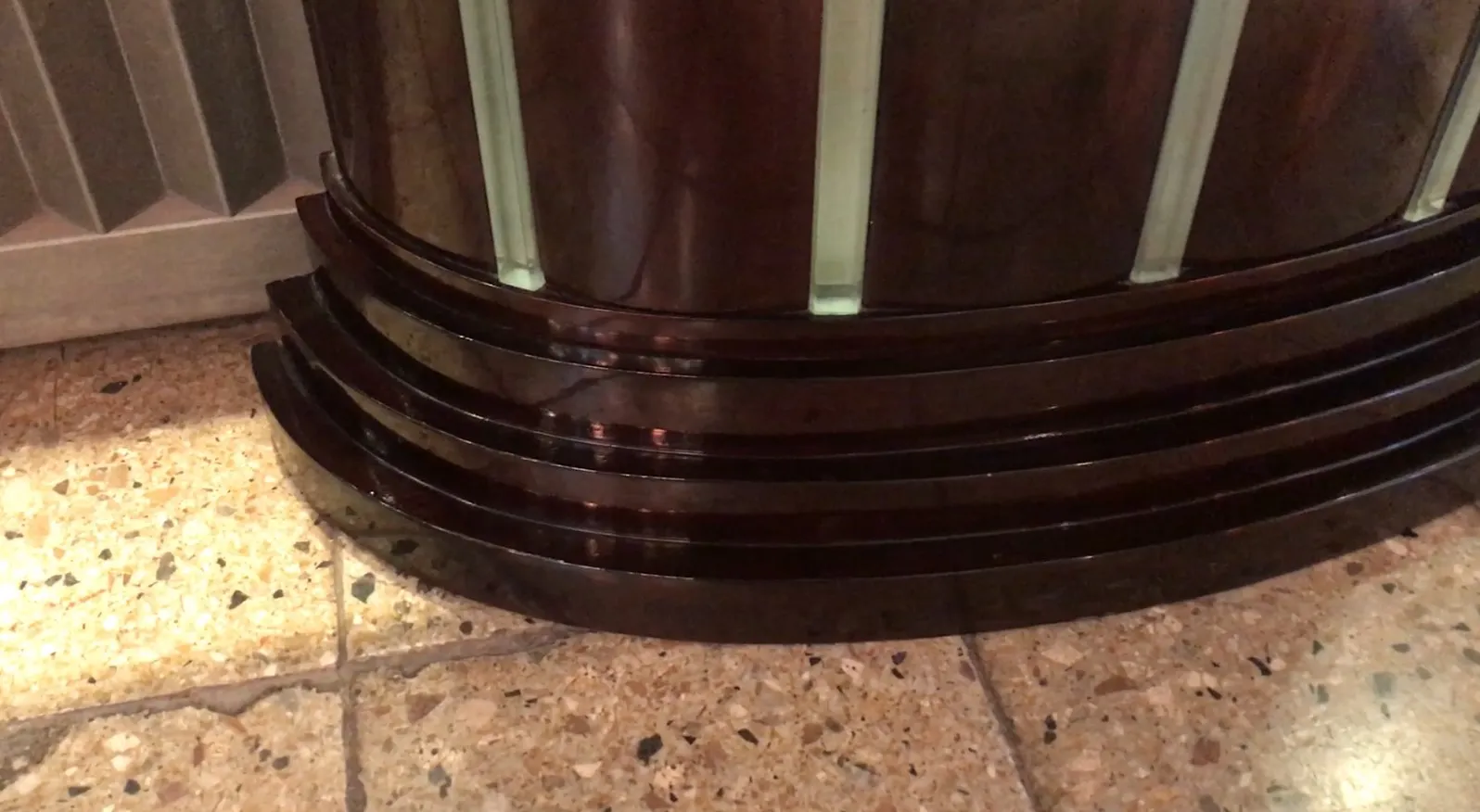 प्राचीन कंसोल टेबल जिसमें क्लासिकल वातावरण में सुरुचिपूर्ण विवरण हैं