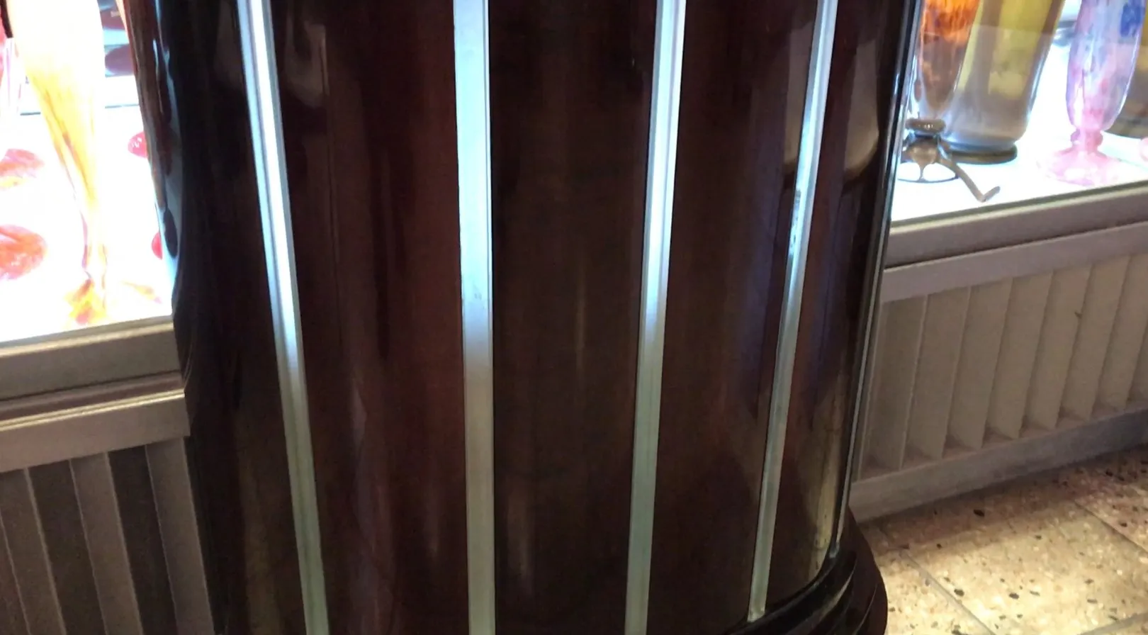 Consola antiga com detalhes elegantes em um ambiente acolhedor.