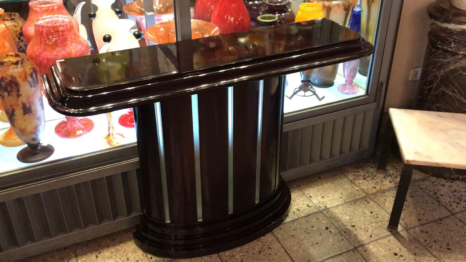 優雅な曲線デザインの古いコンソールテーブル