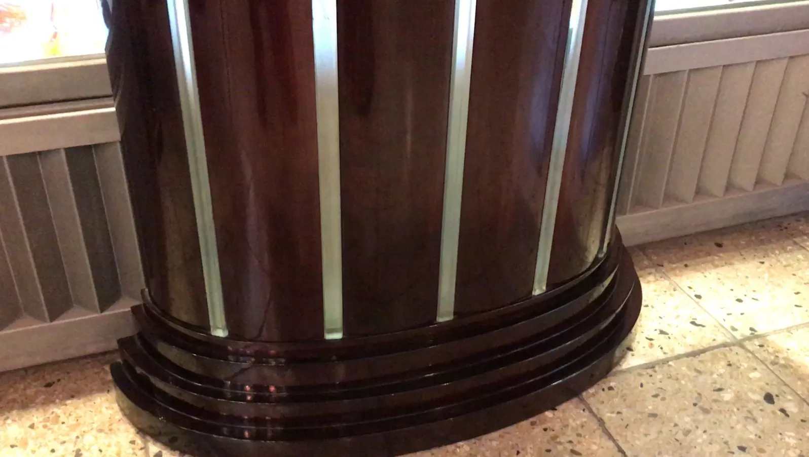 mesa console antiga com detalhes elegantes