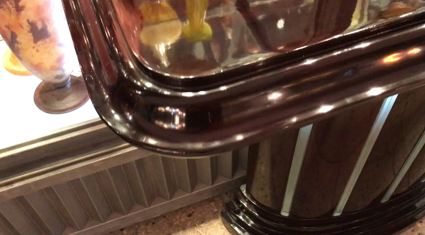 सुंदर चमकदार खत्म वाली प्राचीन कंसोल एक शानदार सेटिंग में