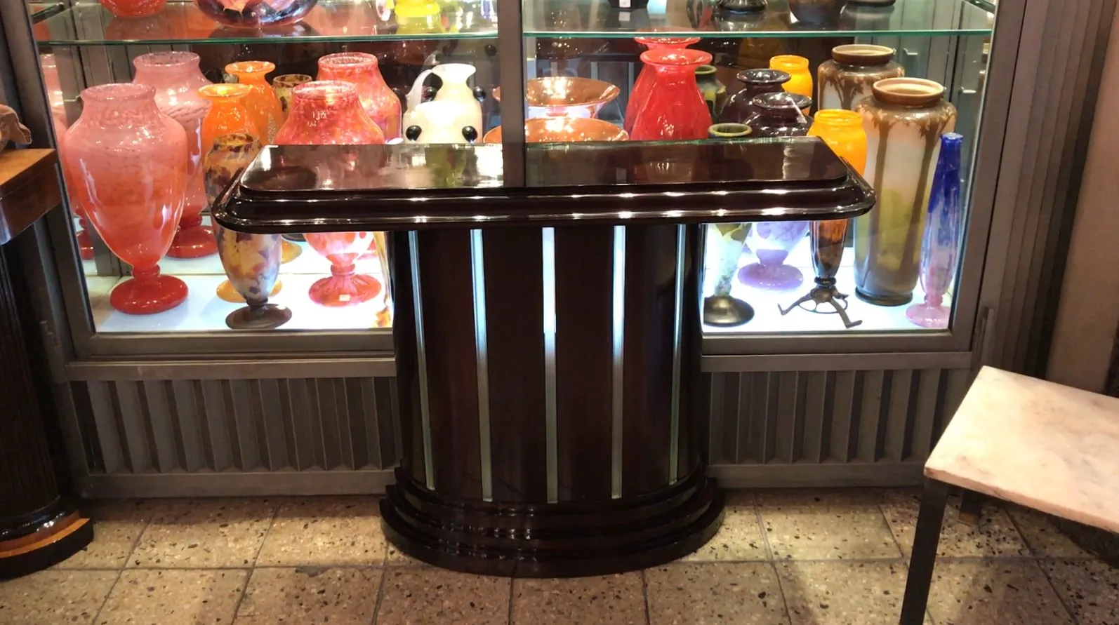 装飾のあるアンティークコンソール、花瓶に囲まれて