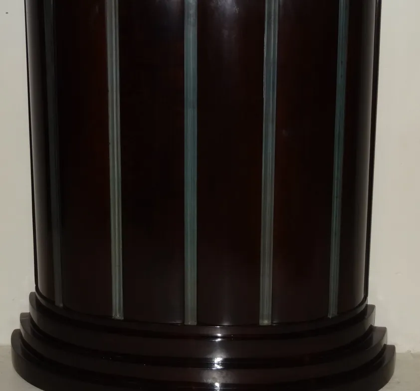 antike Konsole mit dekorativen Details