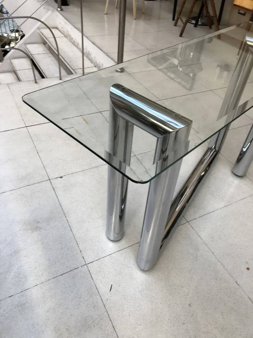 antike dresuar mit Glasoberfläche und Metallbeinen, minimalistisches Ambiente