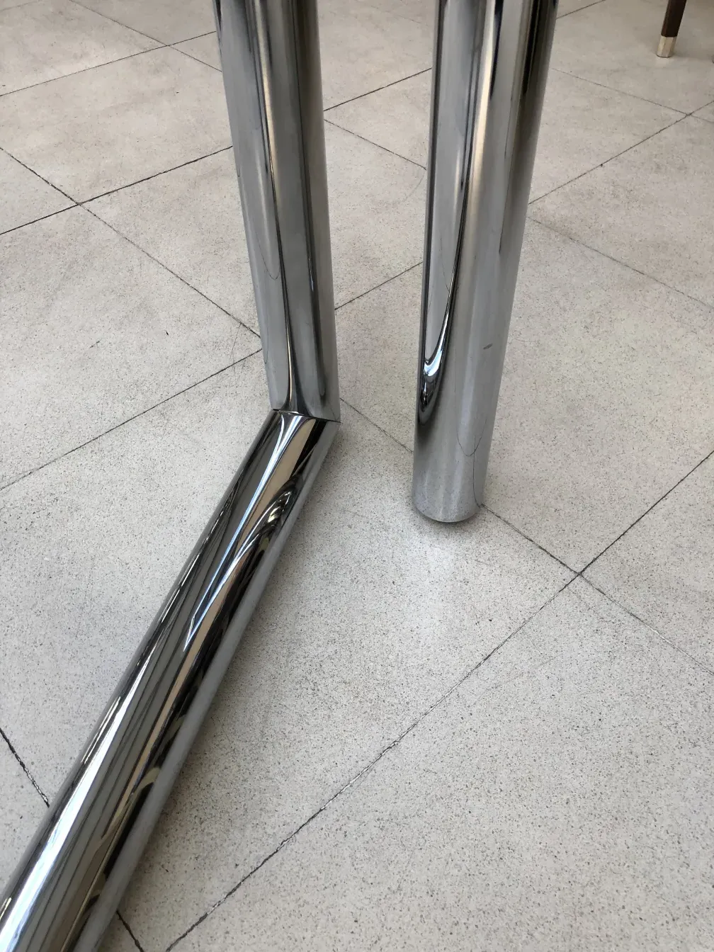 antiguo consola con patas brillantes en un ambiente moderno