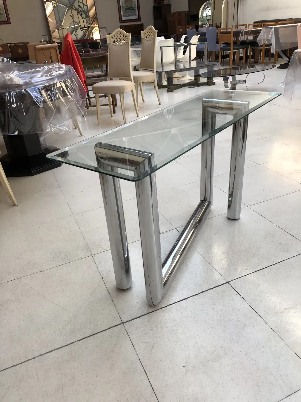 consola antiga com design elegante, ambiente acolhedor