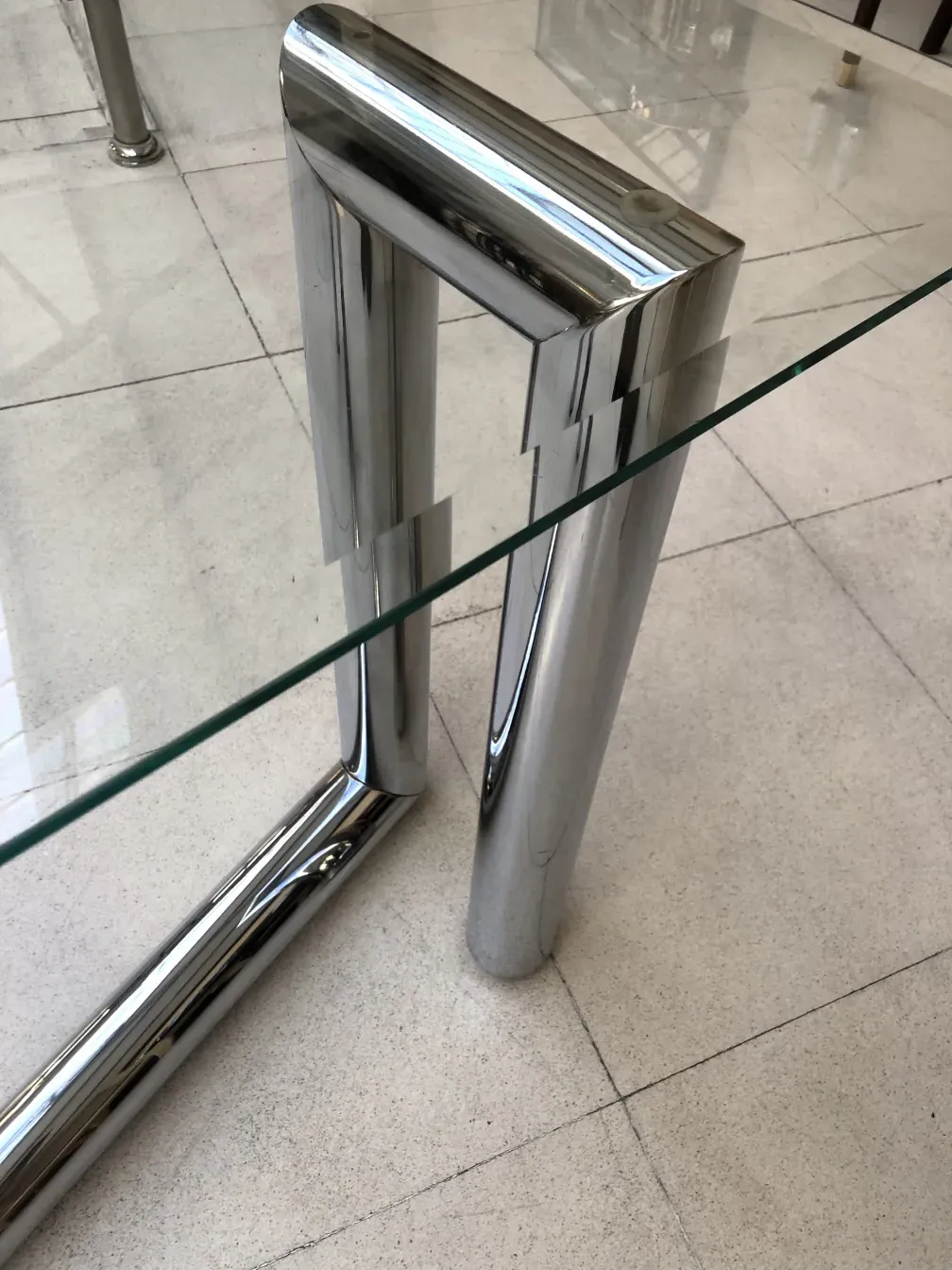 ancienne table console avec des pieds au design moderne.