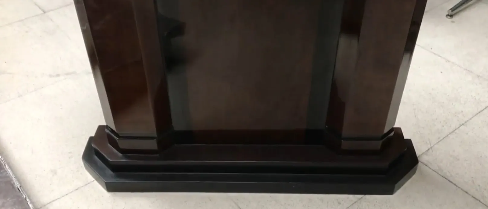 mobilie console antica con dettagli eleganti