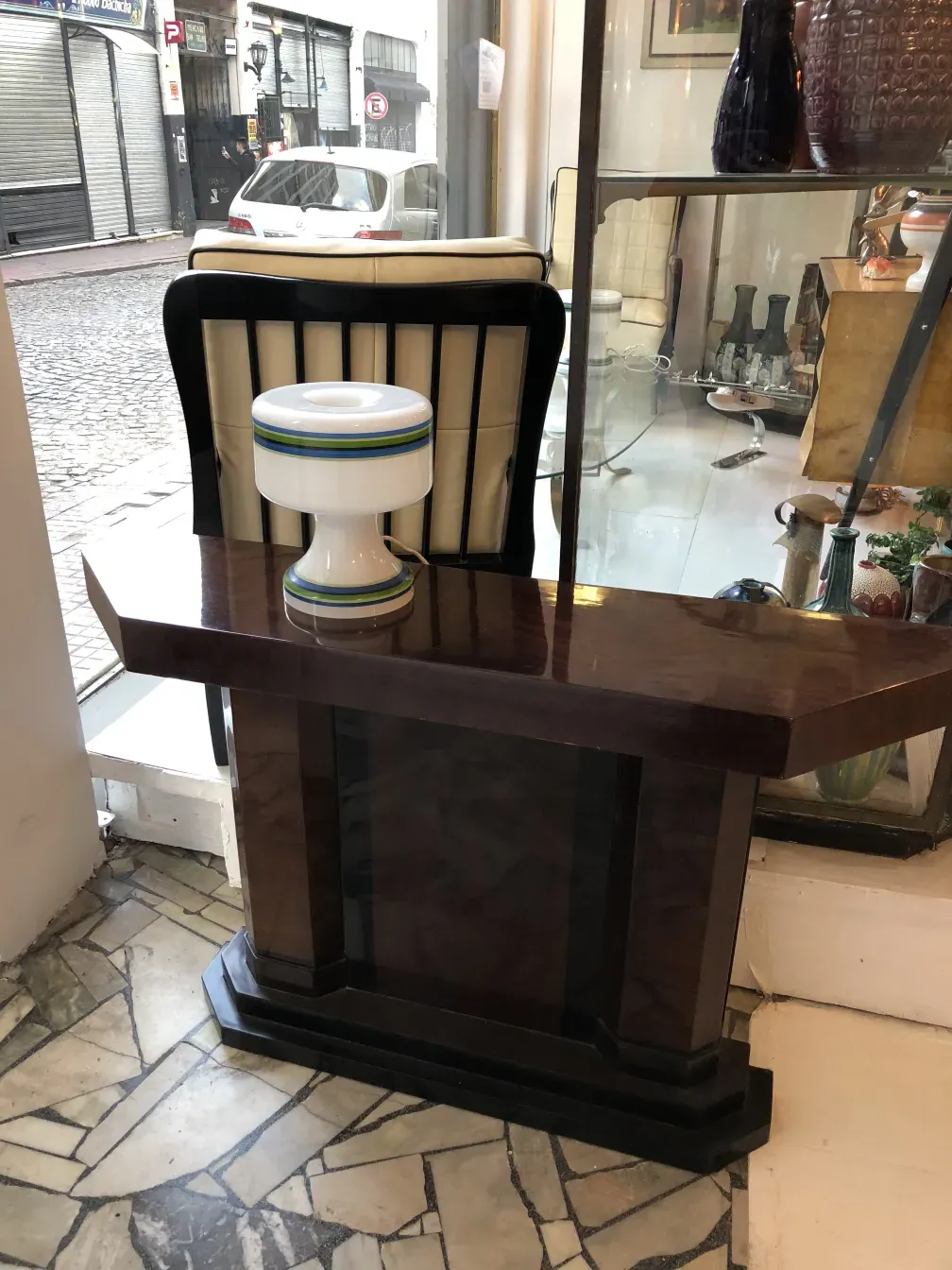 ancienne console avec des détails élégants et une ambiance classique