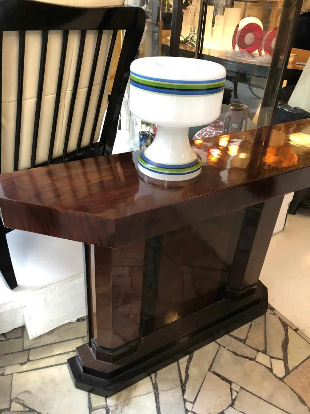 antica consolle con design elegante e decorazione