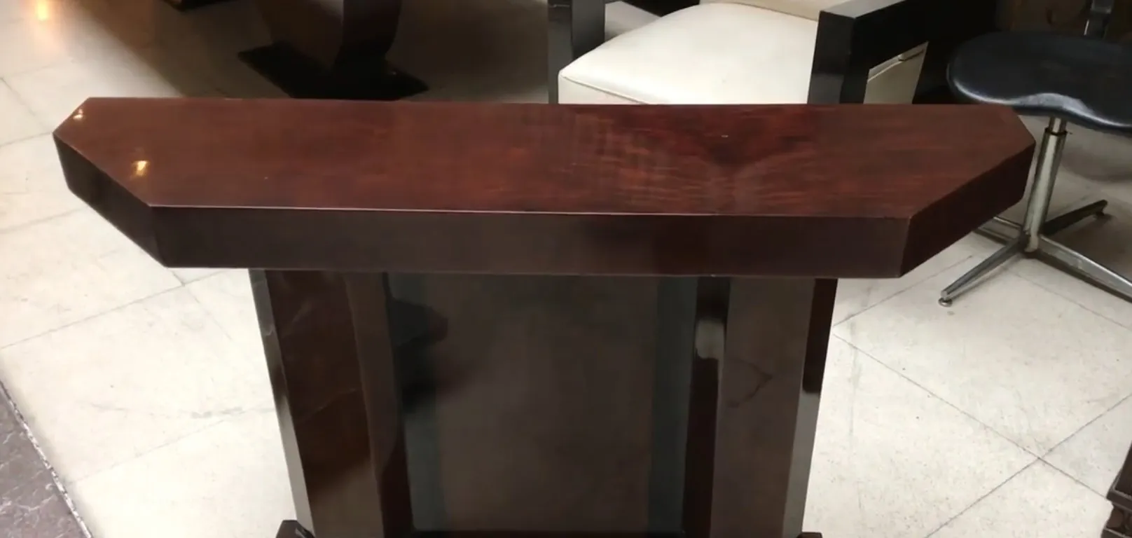 antiker Konsolentisch mit glattem Design