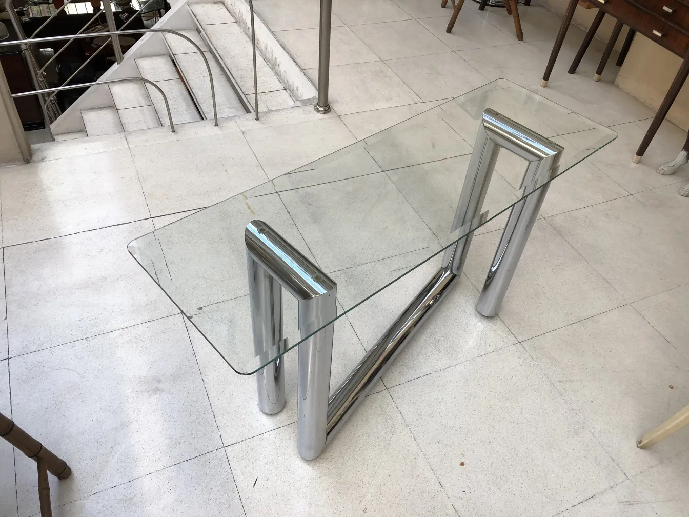 Consola antigua con mesa de cristal y patas elegantes