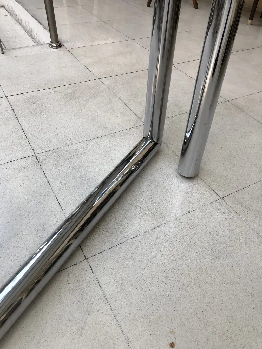 mesa de console antiga com estrutura brilhante no ambiente