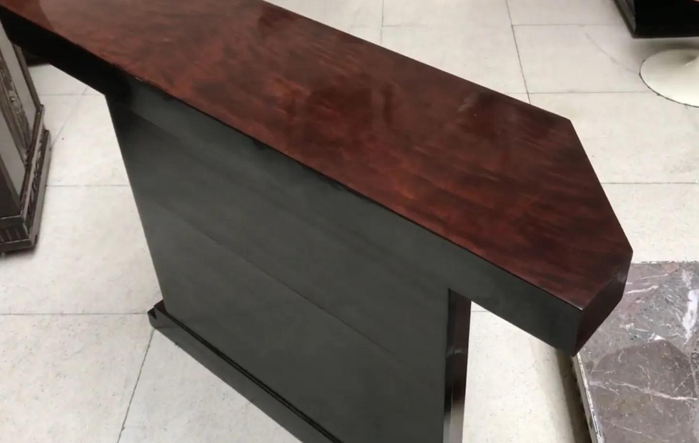 Elegante consolle antica con superficie liscia e dettagli moderni.