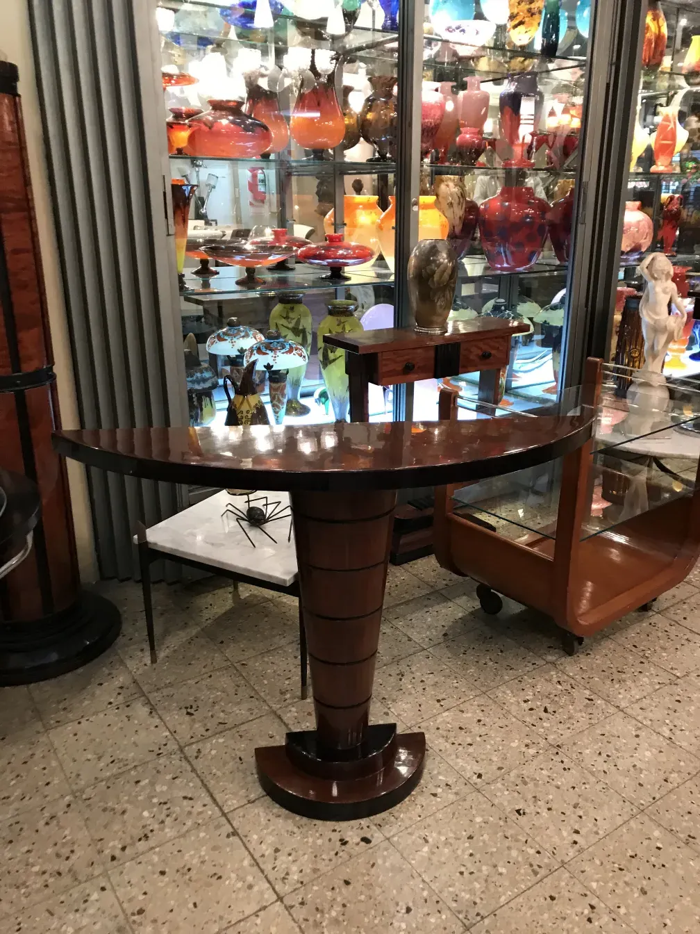 古董装饰控制台，背景有丰富多彩的展示柜