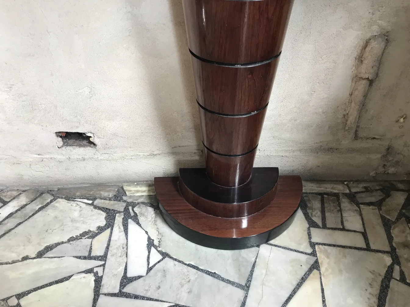 ancien dresuar avec base courbée et design élégant