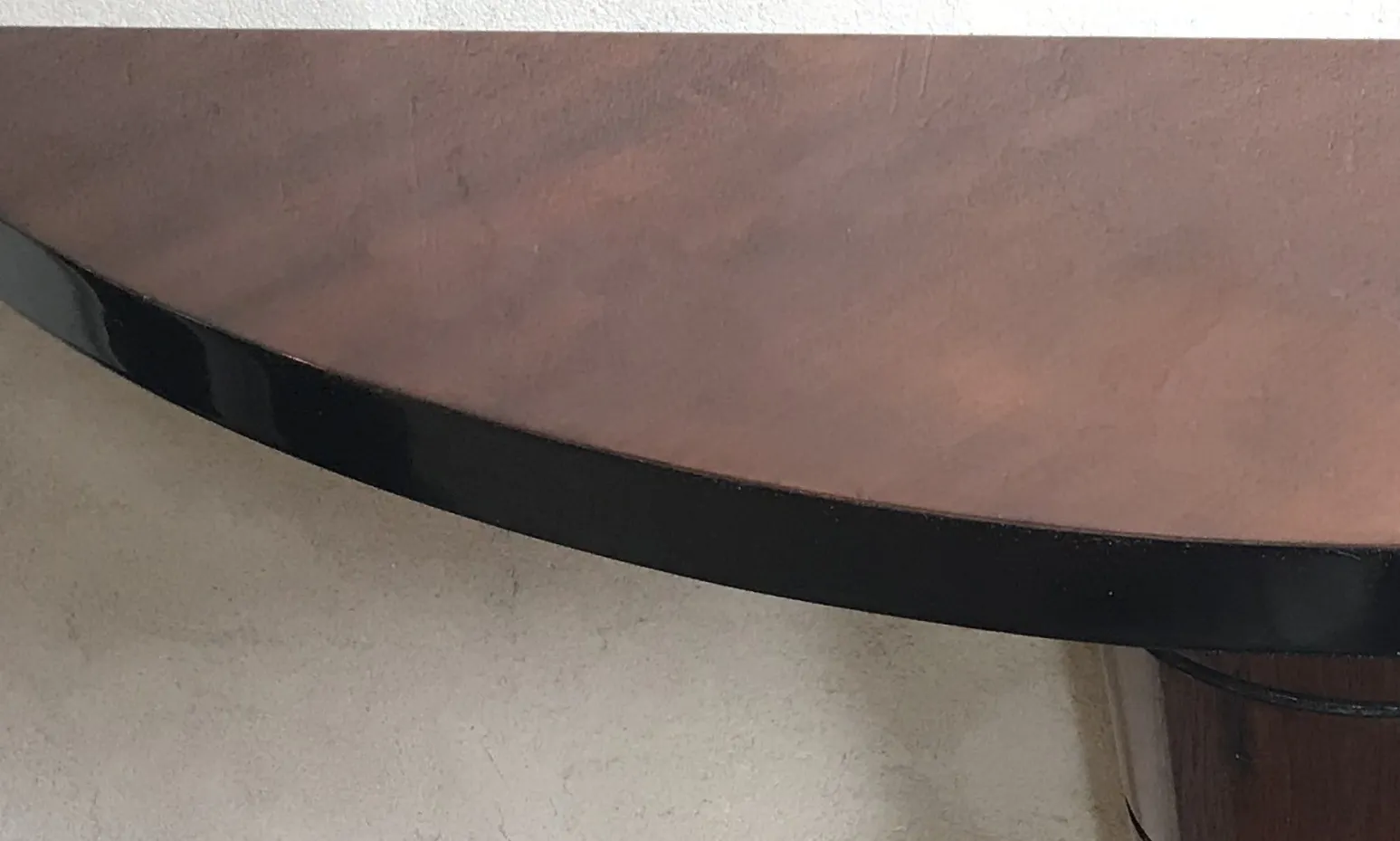 vue d'un dresuar ancien avec un design courbé et des détails uniques