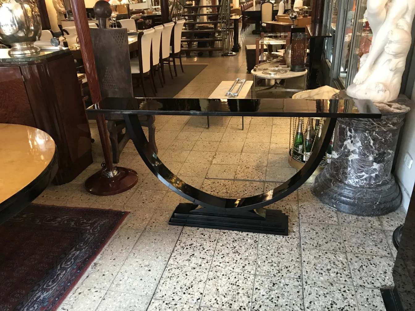 antico dresuar nero con forma curva in ambiente elegante