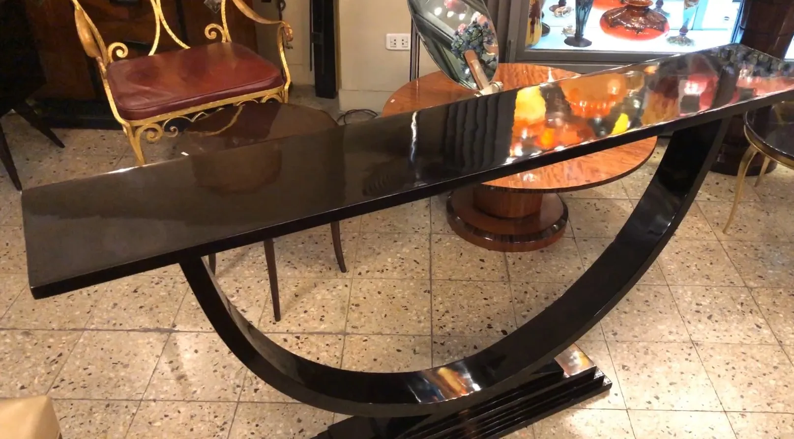 Elegante console antica con design curvo moderno