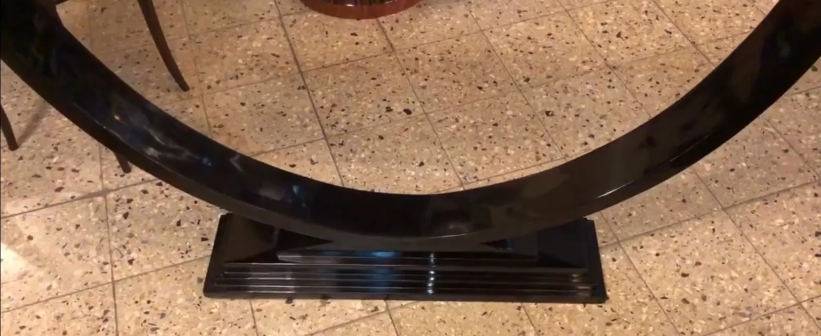 consola antigua negra con base sólida en ambiente clásico