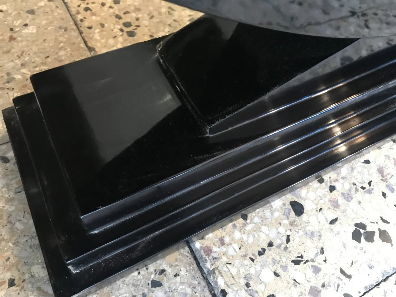 antik schwarze Konsole mit dekorativem Sockel