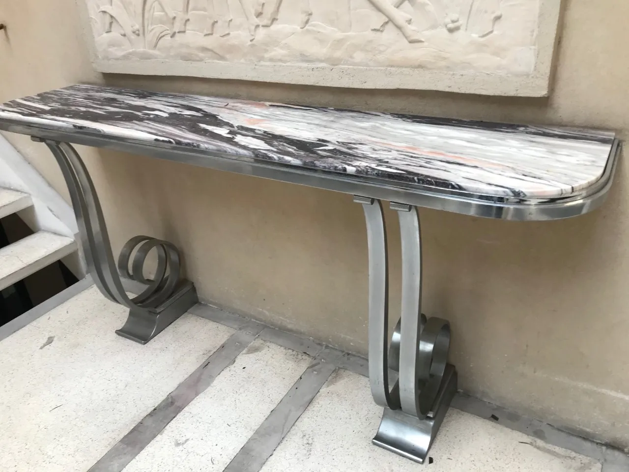 Antiga consola com detalhes Montagnac Pierre em um ambiente elegante