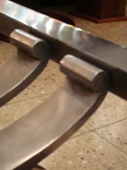 Détails d'une ancienne dresuar au design élégant et courbé, Montagnac Pierre