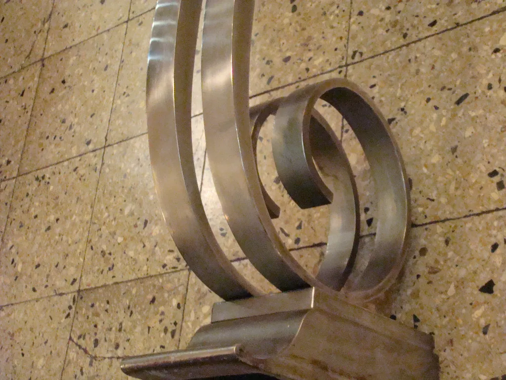 Antike dresuar Montagnac Pierre mit spiralförmigem Design und gefliertem Hintergrund