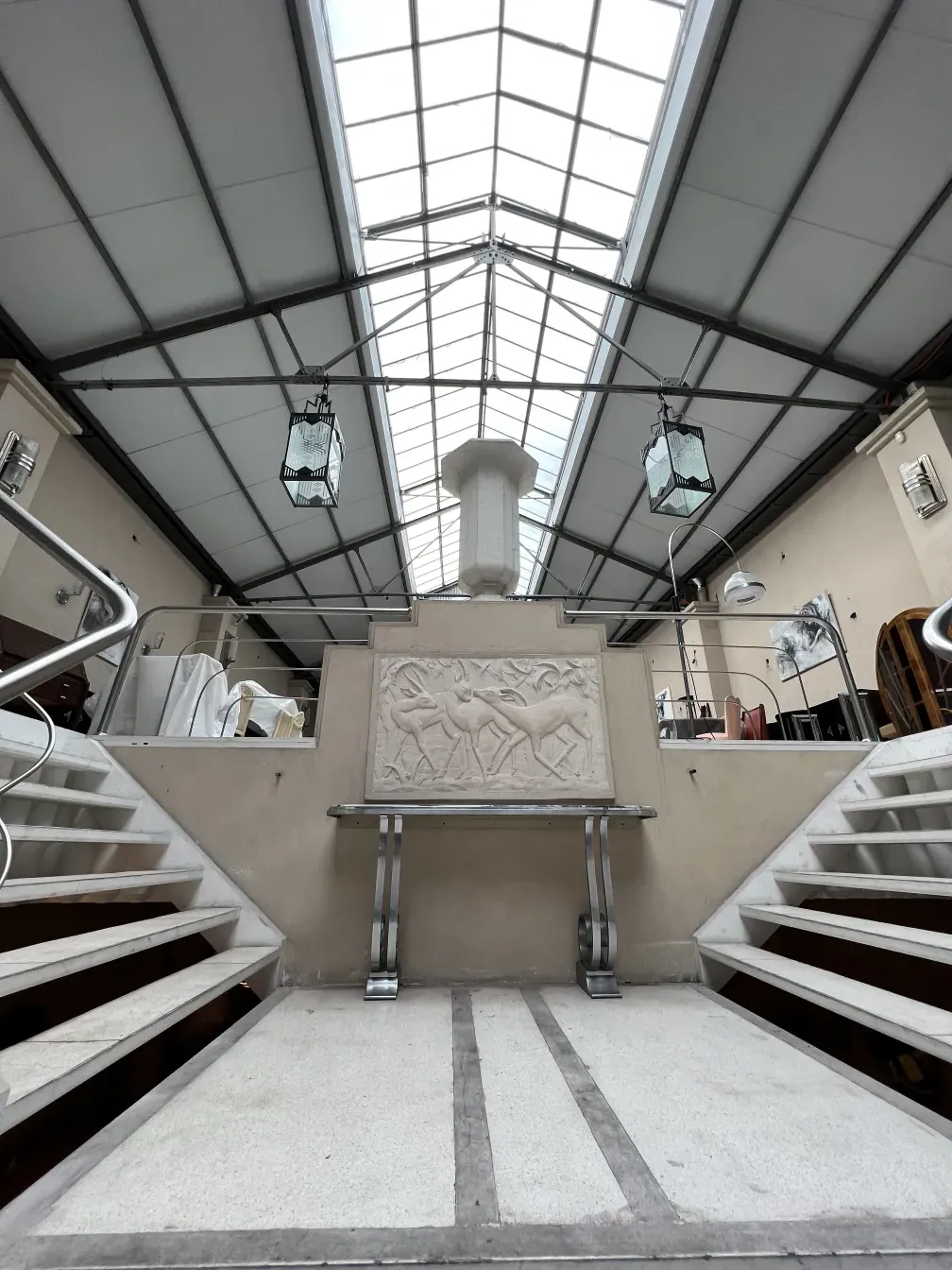 antico mobili dresuar con design elegante Montagnac Pierre in un ambiente vintage