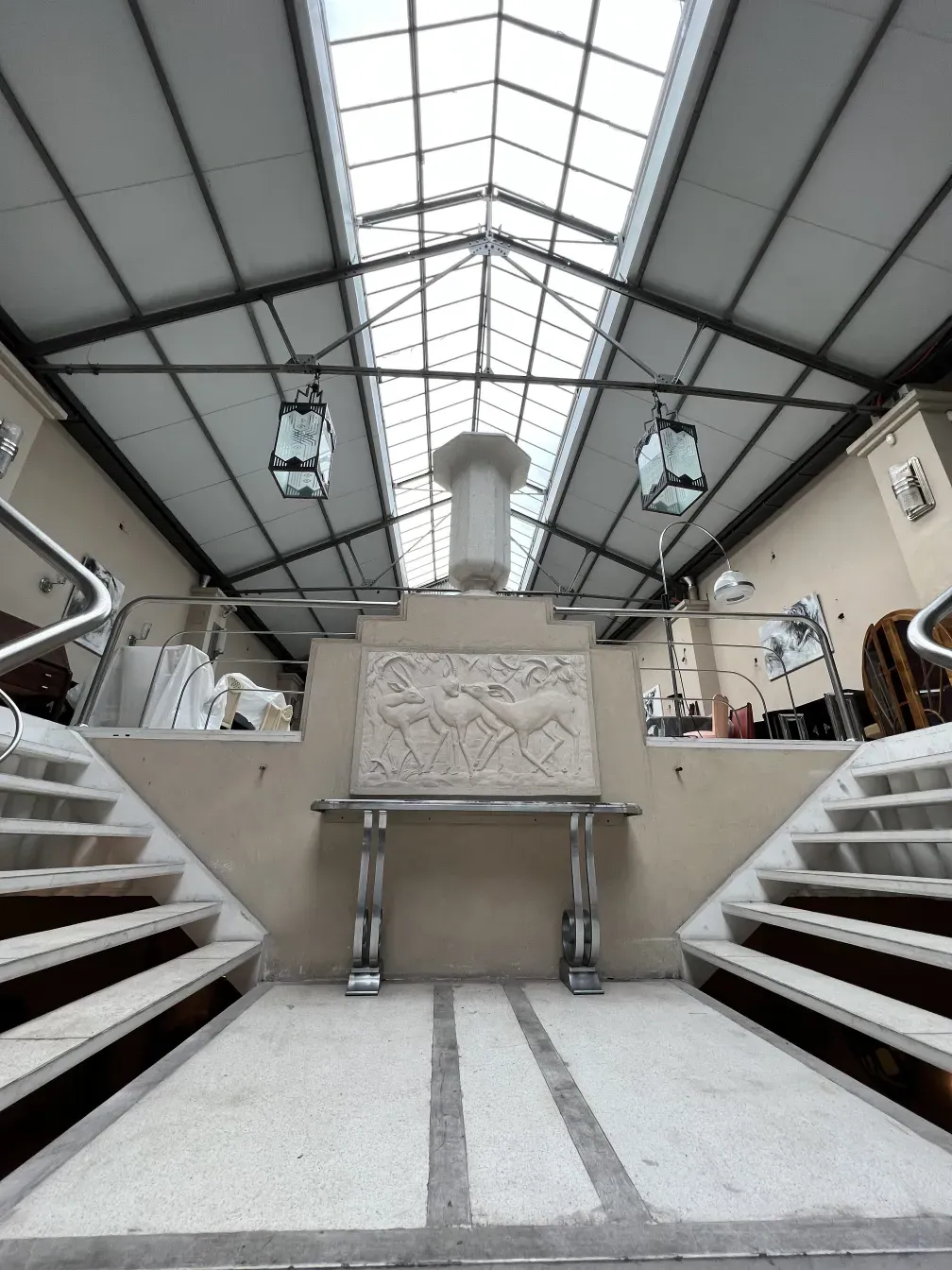 طاولة وحدة التحكم القديمة مونتانيك بيير بتصميم زخرفي في بيئة واسعة