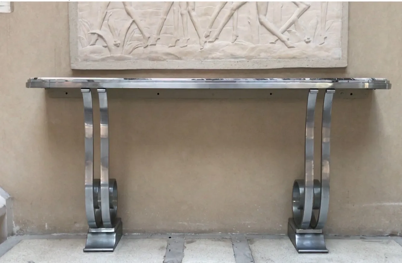 ancienne console Montagnac Pierre avec des formes élégantes et un design attrayant